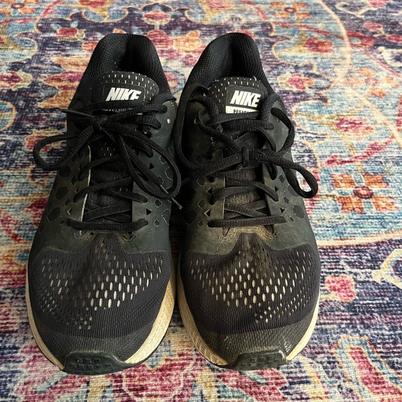 Nike Black and White Women's Running Shoes - Picture 2 of 9